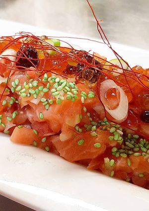 Una foto de Tartar de salmón con tomate, cebolla, kimchee de fresas y soja🔥