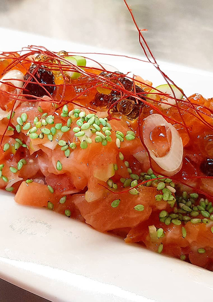 Una foto de Tartar de salmón con tomate, cebolla, kimchee de fresas y soja🔥