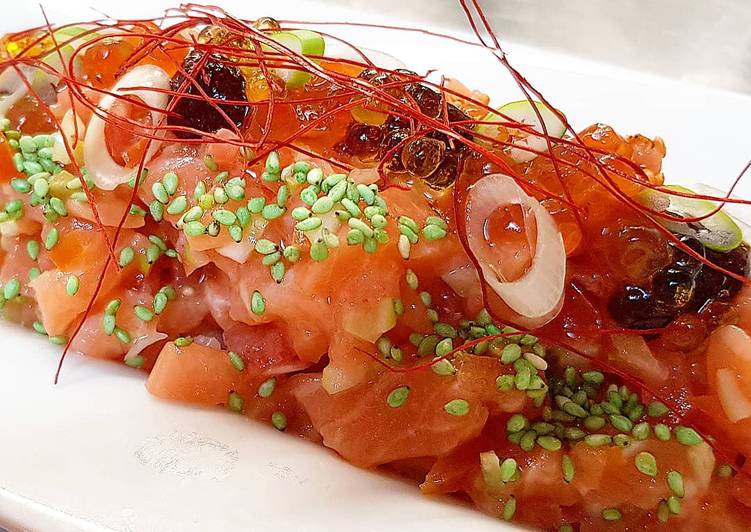 Tartar de salmón con tomate, cebolla, kimchee de fresas y soja🔥