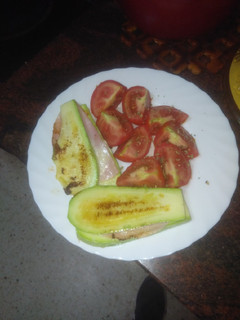 Una foto de Mixto de calabacín a la plancha con tomate aliñado