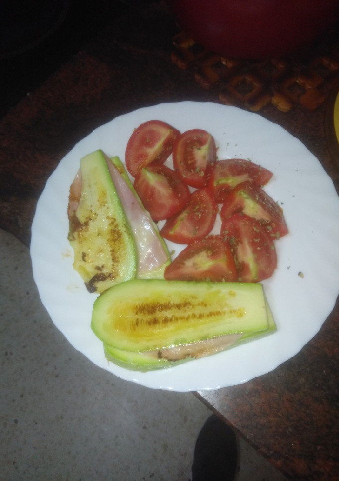 Una foto de Mixto de calabacín a la plancha con tomate aliñado