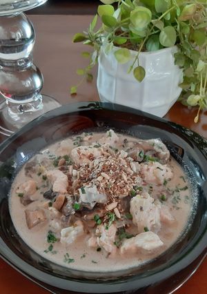 Una foto de Pollo con hongos en salsa de vino blanco 🍷