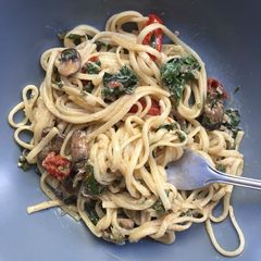 A picture of Portobello mushrooms, sundried tomato and spinach linguine.