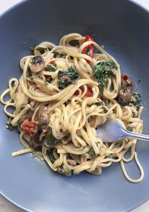 A picture of Portobello mushrooms, sundried tomato and spinach linguine.