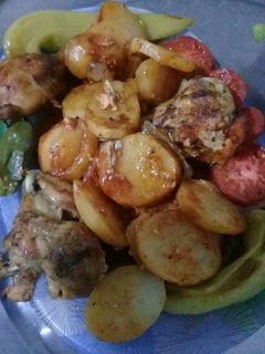 صورة لوصفة دجاج محمر في كيس الشواء مع بطاطا 😋
