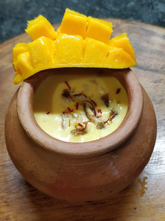 आंबा मटका कुल्फी (amba matka kulfi recipe in marathi) रेसिपी चे मुख्य फोटो