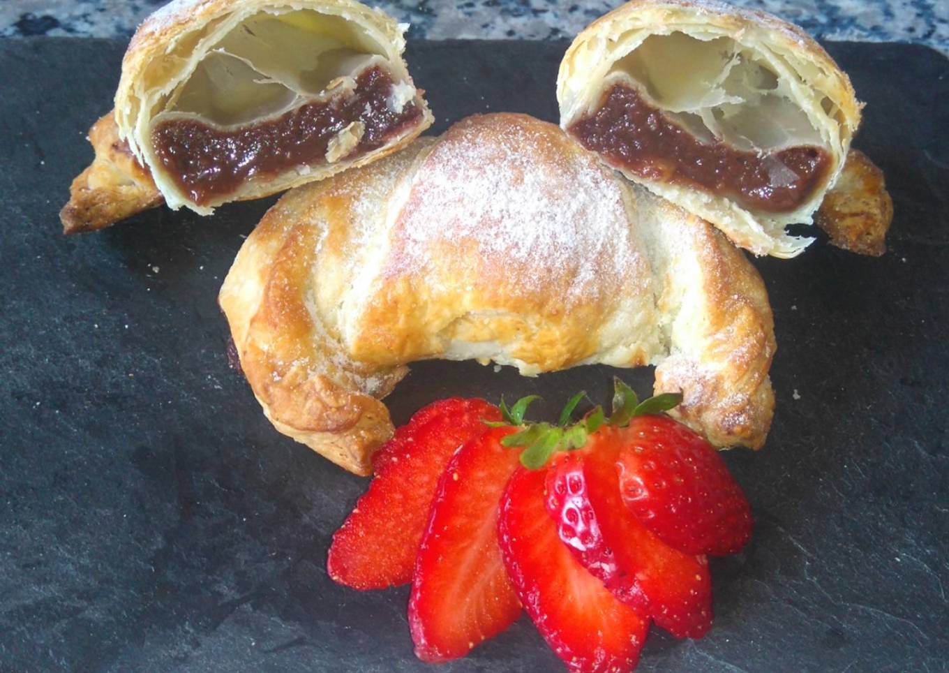 🥐 Cruasanes de Hojaldre Rellenos de 🍫Chocolate y Fresas🍓