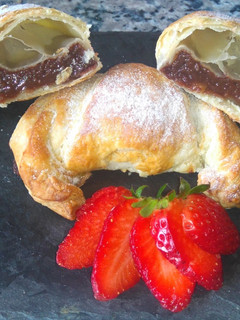 Una foto de 🥐 Cruasanes de Hojaldre Rellenos de 🍫Chocolate y Fresas🍓