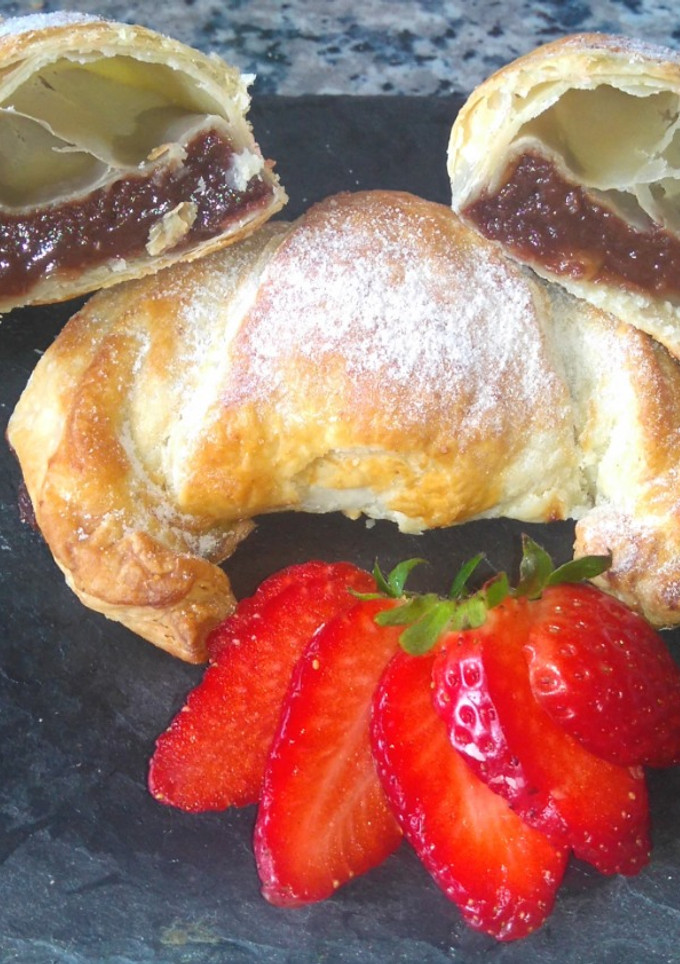 Una foto de 🥐 Cruasanes de Hojaldre Rellenos de 🍫Chocolate y Fresas🍓