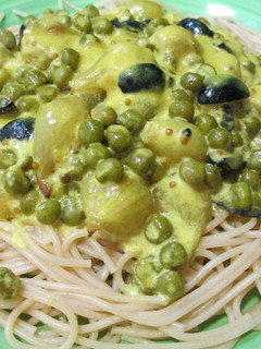 Una foto de Espagueti integrales con cebolletas caramelizadas al aroma de especias-veggie