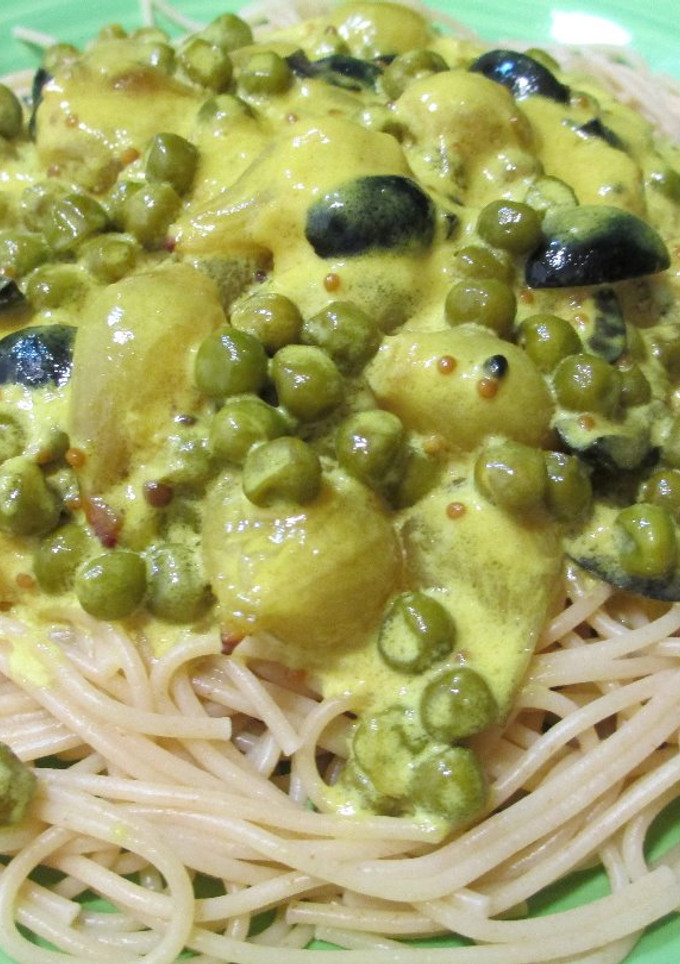 Una foto de Espagueti integrales con cebolletas caramelizadas al aroma de especias-veggie