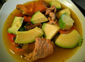 Una foto de CALDO De Vegetales con Pollo...!
