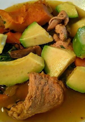 Una foto de CALDO De Vegetales con Pollo...!