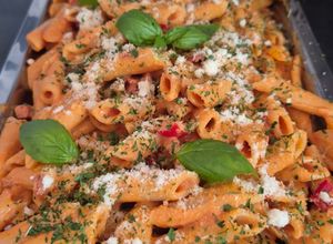 Une photo de 🍝 Pâtes espagnoles crémeuses au chorizo et aux poivrons