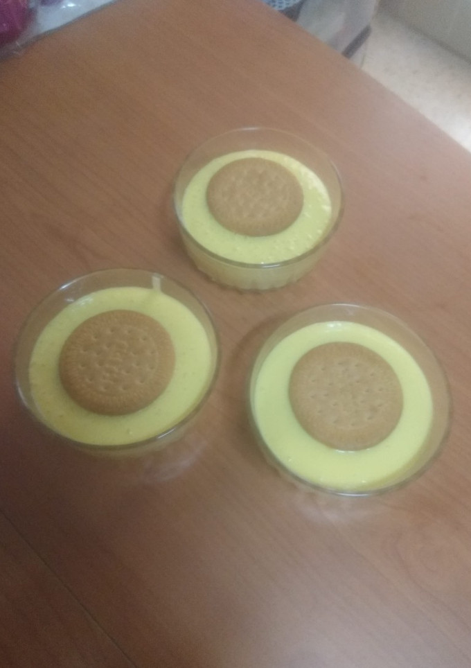 Una foto de Natilla líquida de manga y yogur con galleta