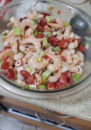 Una foto de Ceviche con camarón y surimi