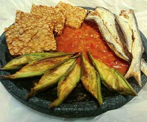 Resep mudah Sambel Penyetan Tomat Terasi Yummy Mantul