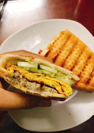Hình của món Bánh mì trứng chả cá.