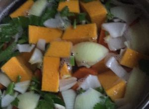Una foto de Sopa de apio y MUCHAS verduras!