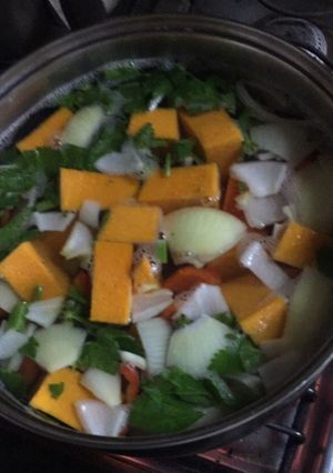 Una foto de Sopa de apio y MUCHAS verduras!