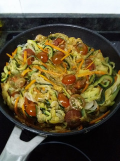 Una foto de Espaguetis / Tallarines de calabacín con Salsa Pesto (vegana)