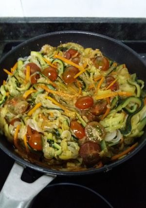 Una foto de Espaguetis / Tallarines de calabacín con Salsa Pesto (vegana)