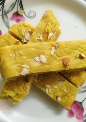 A picture of Less ghee Besan mysore pak (बेसन सूजी रेसिपी).