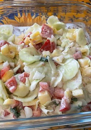 Une photo de Salade de concombre et tomates à l’ananas, crème et oignon doux