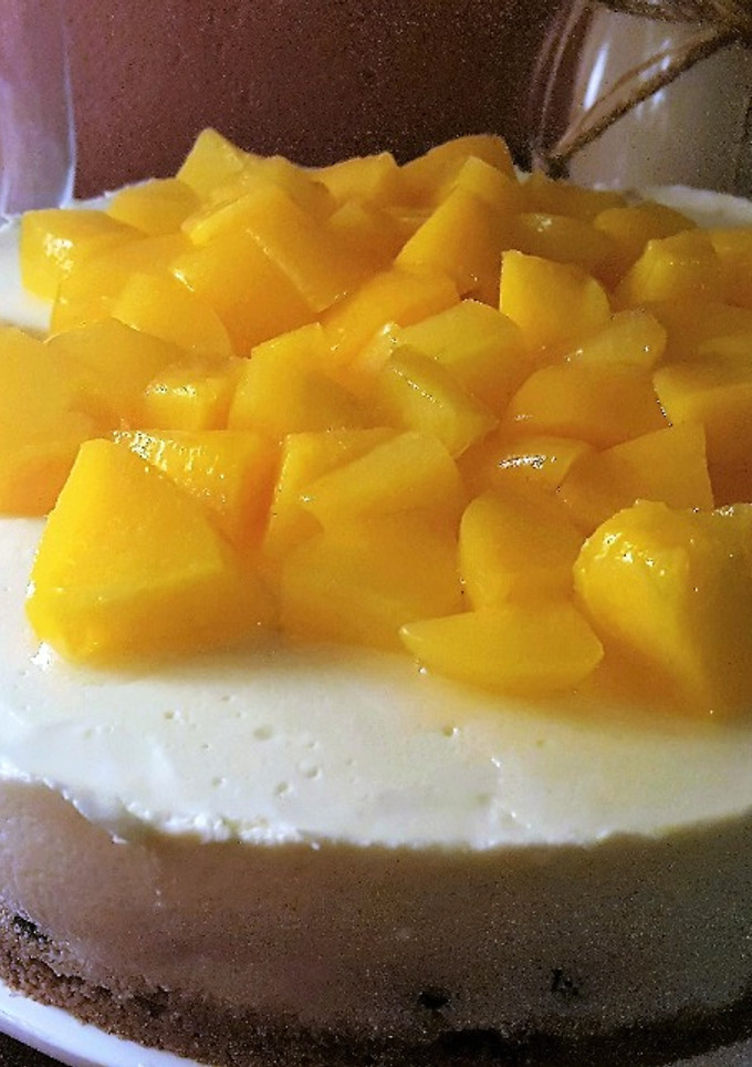 Una foto de Tarta fría de yogur y queso con melocotón, moras y arándanos