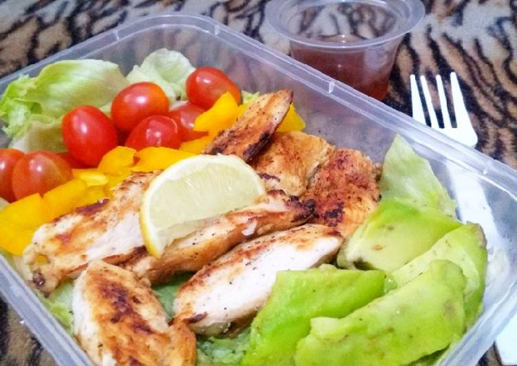 Cara Membuat Easy Diet Menu: Avocado chicken salad Untuk Pemula!