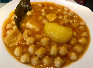 Una foto de Potaje de garbanzos con Jibia o choco (olla rápida)