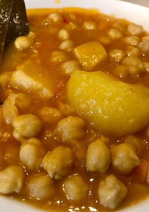 Una foto de Potaje de garbanzos con Jibia o choco (olla rápida)