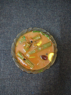 முருங்கைக்காய் பூண்டு காரக்குழம்பு செய்முறை முக்கிய புகைப்படம்