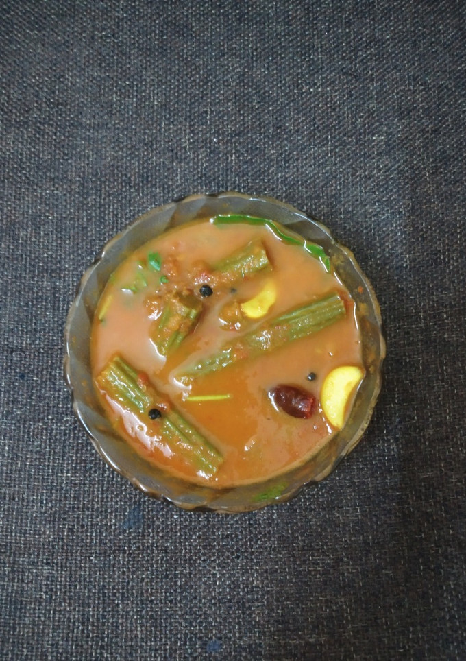 முருங்கைக்காய் பூண்டு காரக்குழம்பு செய்முறை முக்கிய புகைப்படம்