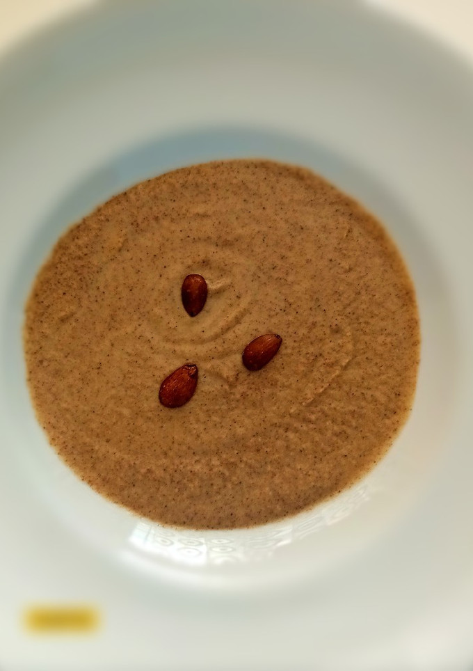 Una foto de Crema de coliflor con almendras
