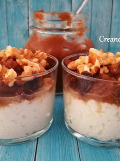 Una foto de Postre con requesón y compota de manzana