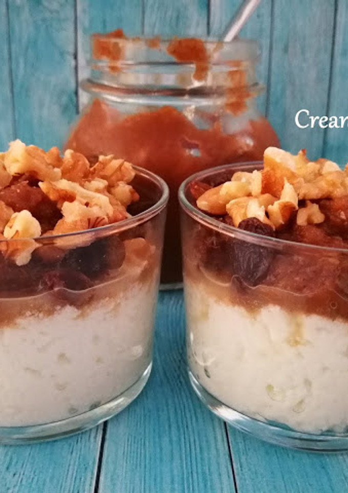 Una foto de Postre con requesón y compota de manzana