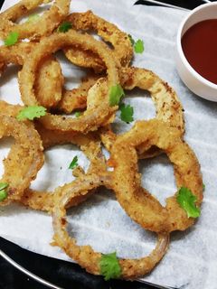 क्रिस्पी ओनियन रिंग्स (Crispy onion rings recipe in hindi) रेसिपी मुख्य फोटो