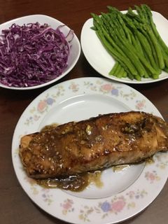 Hình của món Cá hồi áp chảo sốt chanh.