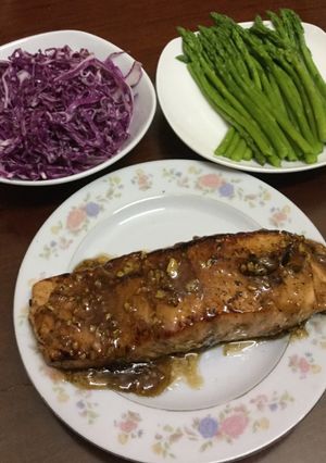 Hình của món Cá hồi áp chảo sốt chanh.