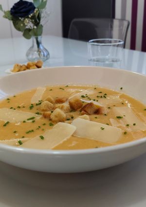 Foto principal de Sopa de coliflor y tomate