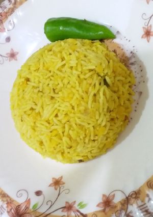 A picture of Yellow khichdi.
