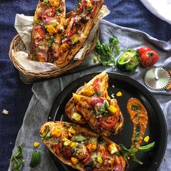 A picture of Paneer tikka naan pizza.