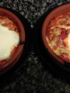 Una foto de Huevos al plato con pimientos rojos