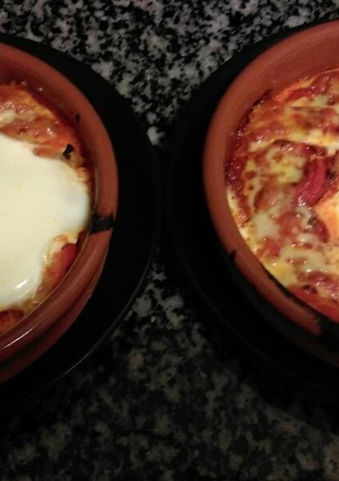 Una foto de Huevos al plato con pimientos rojos