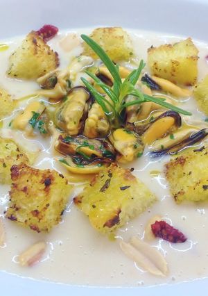 Foto di Crema di cannellini e arachidi con cozze e crostini al rosmarino