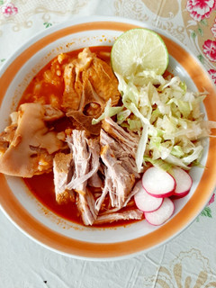 Una foto de Pozole rojo de cerdo