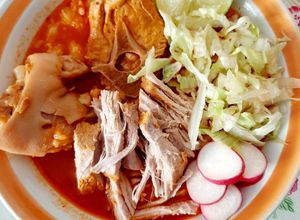 Una foto de Pozole rojo de cerdo