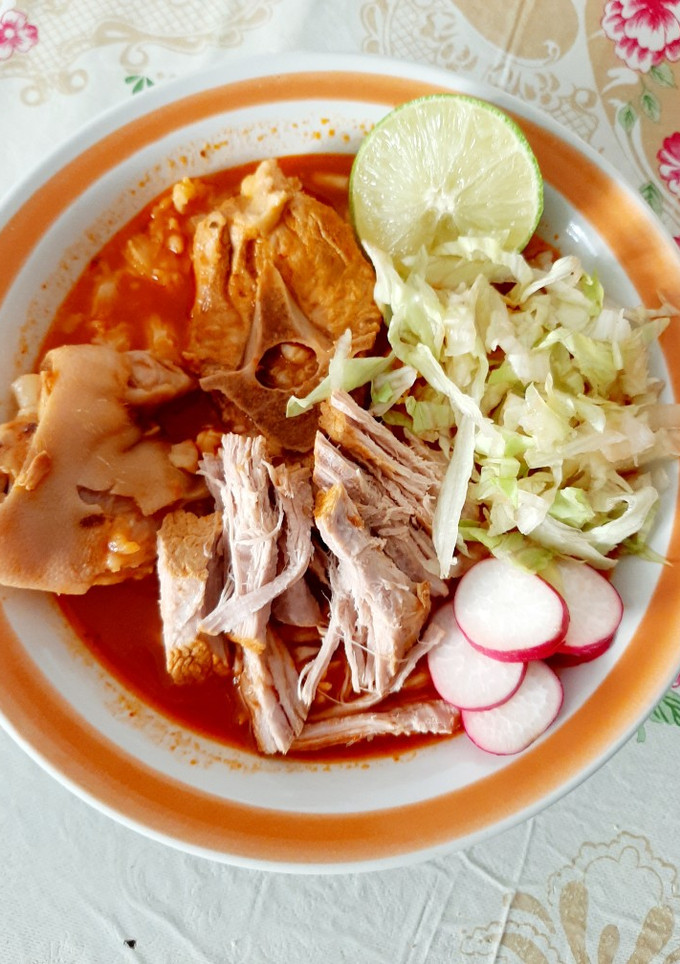 Una foto de Pozole rojo de cerdo