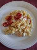 Pasta fredda con ricotta, salmone e pomodorini